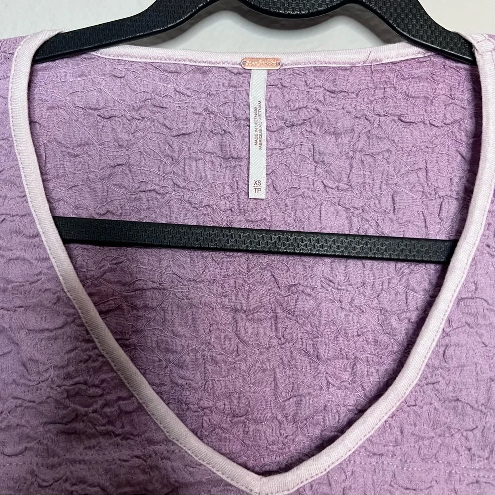 Free People Women’s Krystal Tee, textured V-neck t-shirt Tuscany Size: X-Small - Picture 3 of 5